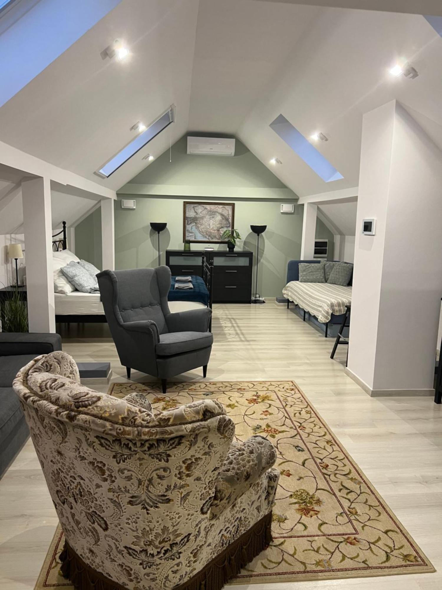 Buekkoes Apartman Apartment เซนเทนแดร ภายนอก รูปภาพ