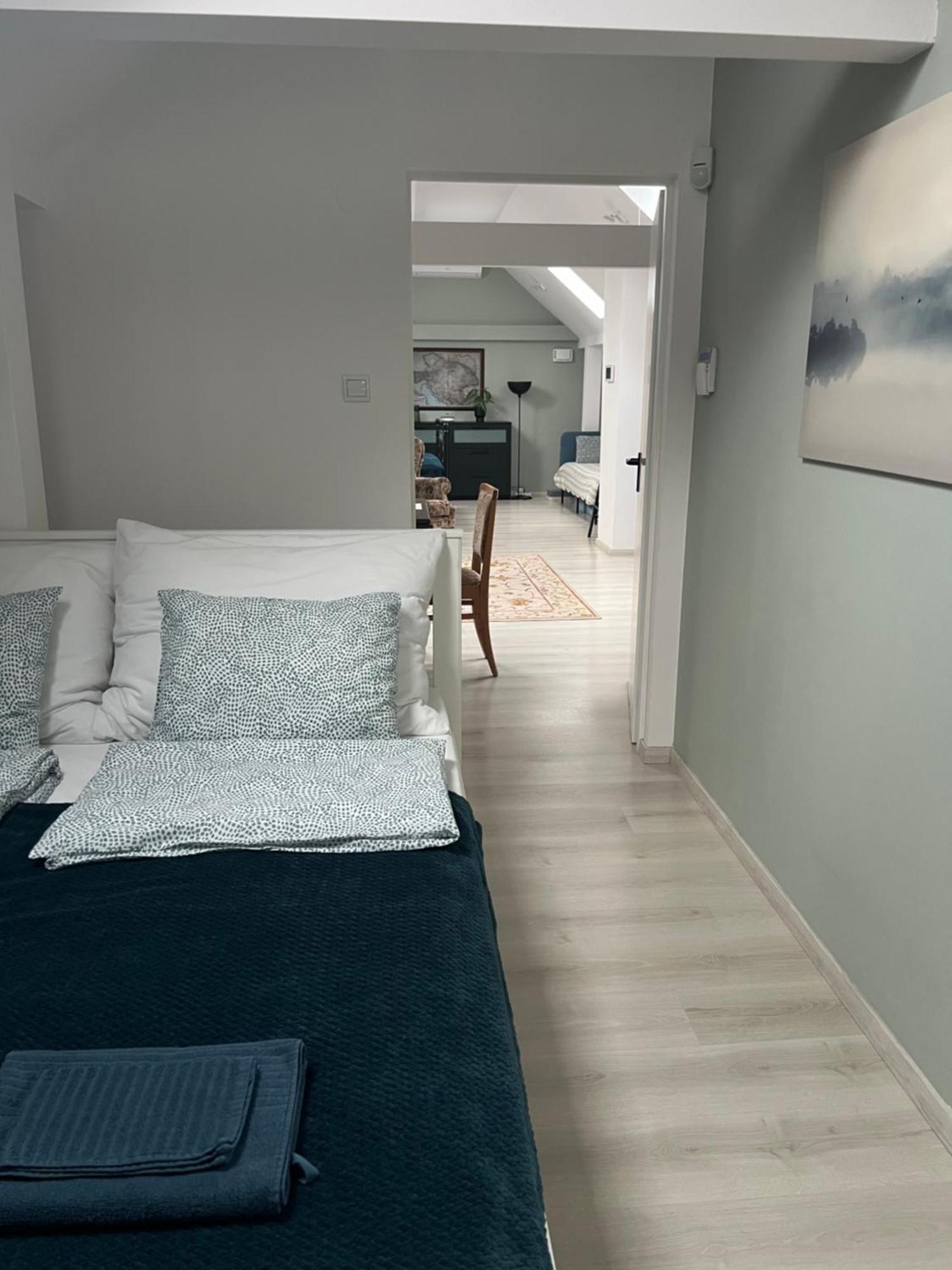 Buekkoes Apartman Apartment เซนเทนแดร ภายนอก รูปภาพ