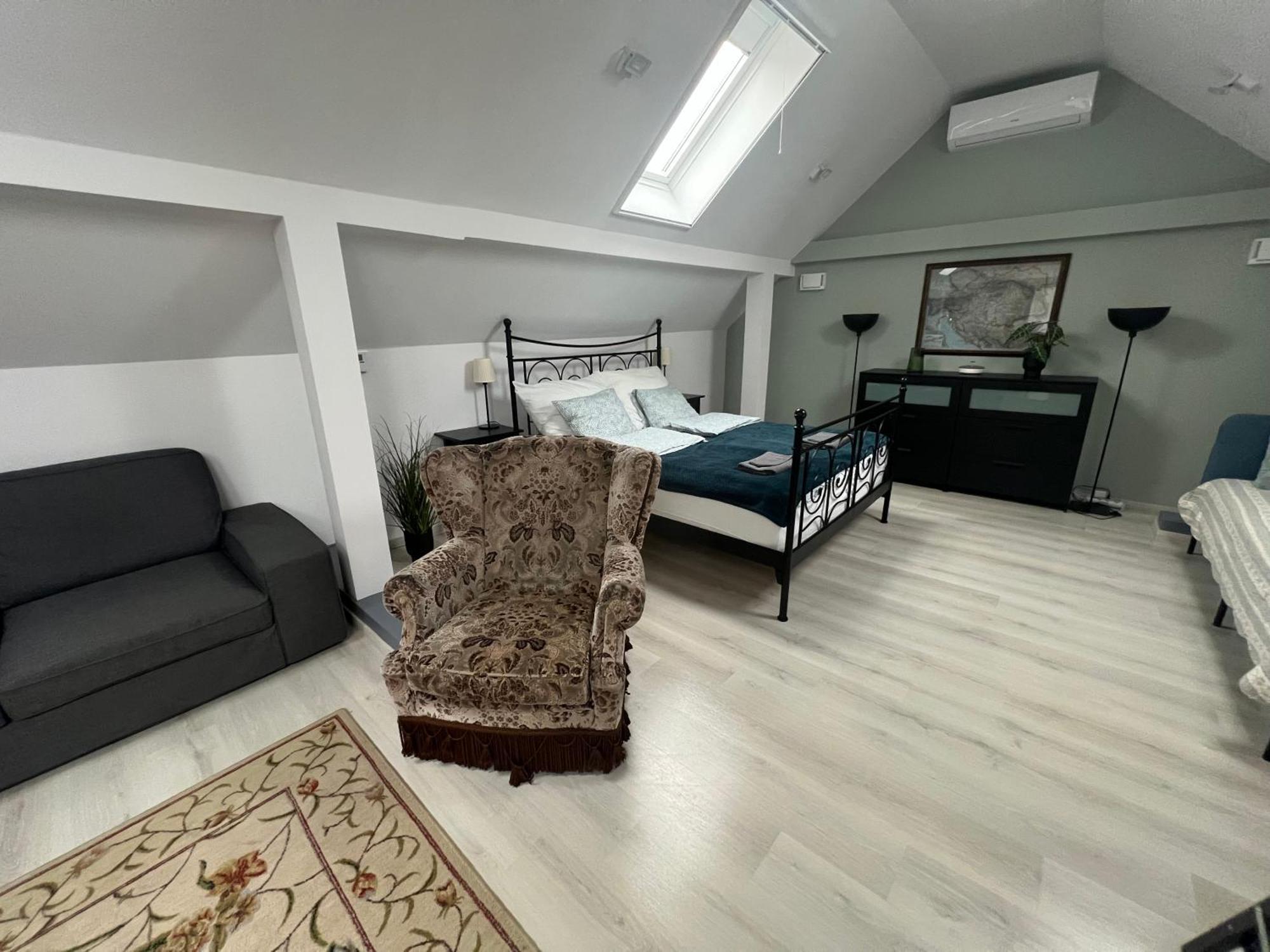 Buekkoes Apartman Apartment เซนเทนแดร ภายนอก รูปภาพ